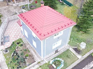 Дачный домик с красной крышей г. Красноярск.